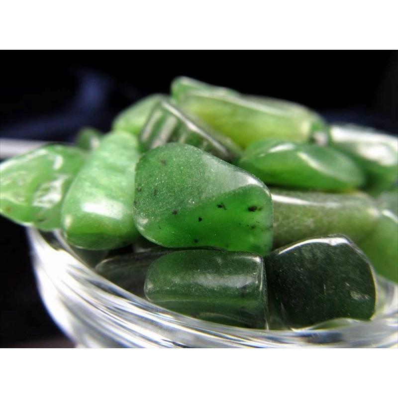 ネフライトジェイド 軟玉翡翠ネフライト さざれ 約100グラム 粒の大き