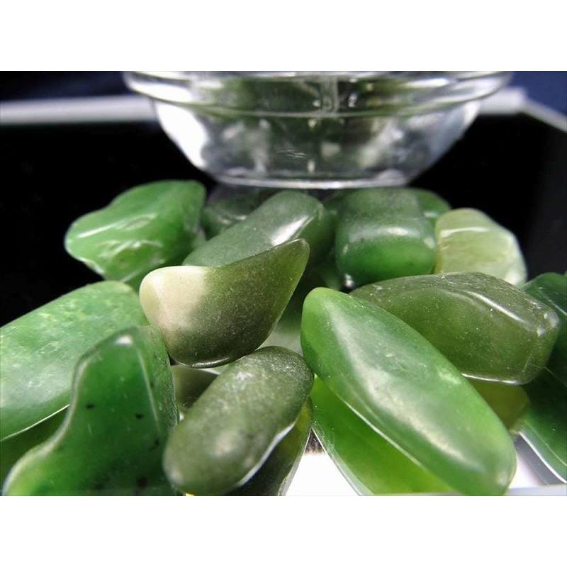 ネフライトジェイド 軟玉翡翠ネフライト さざれ 約100グラム 粒の大き