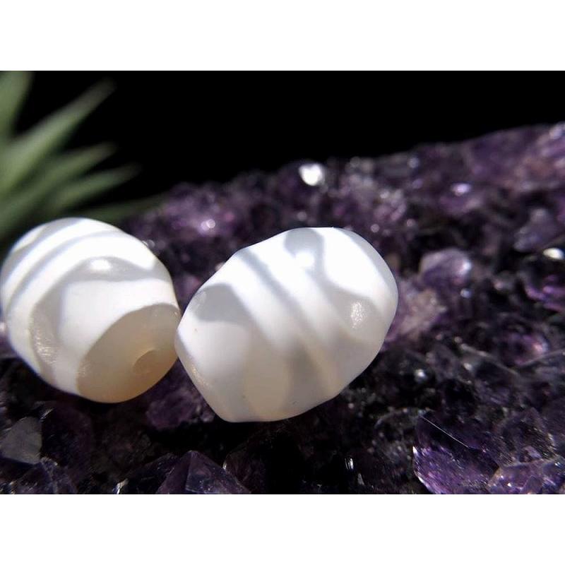 純真ホワイトカラー 四線虎牙天珠 しせんこがてんじゅ 縦サイズ:約15mm