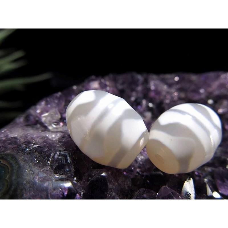 純真ホワイトカラー 四線虎牙天珠 しせんこがてんじゅ 縦サイズ:約15mm