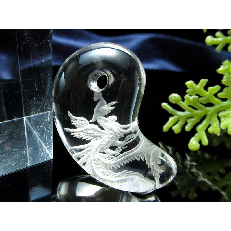 1個売り 吉祥の霊鳥 鳳凰 素彫り水晶勾玉 まがたま 縦約30mm×横約19mm