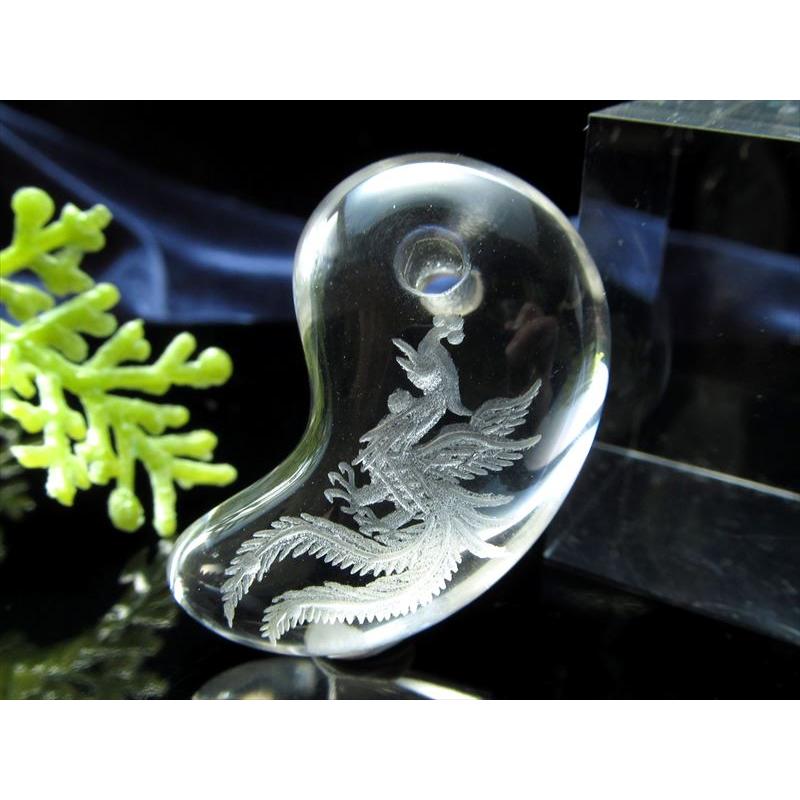 1個売り 吉祥の霊鳥 鳳凰 素彫り水晶勾玉 まがたま 縦約30mm×横約19mm