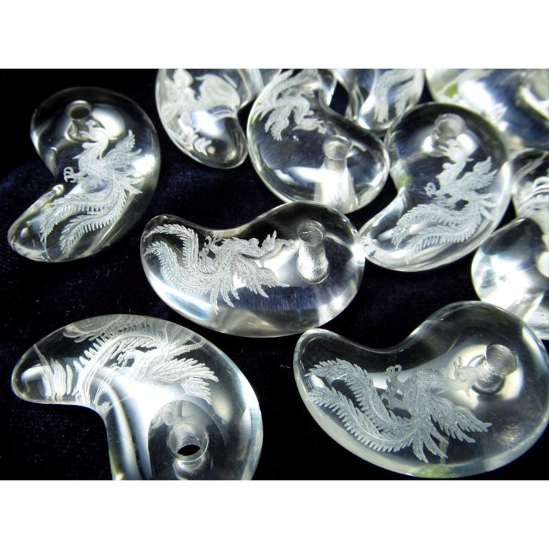 1個売り 吉祥の霊鳥 鳳凰 素彫り水晶勾玉 まがたま 縦約30mm×横約19mm