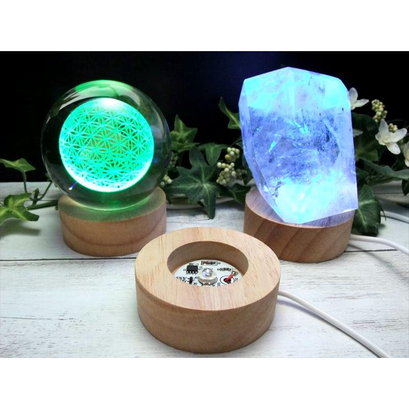 レインボー発光 チャクラカラー 7色 LED発光の木製台座 直径60mm 透明