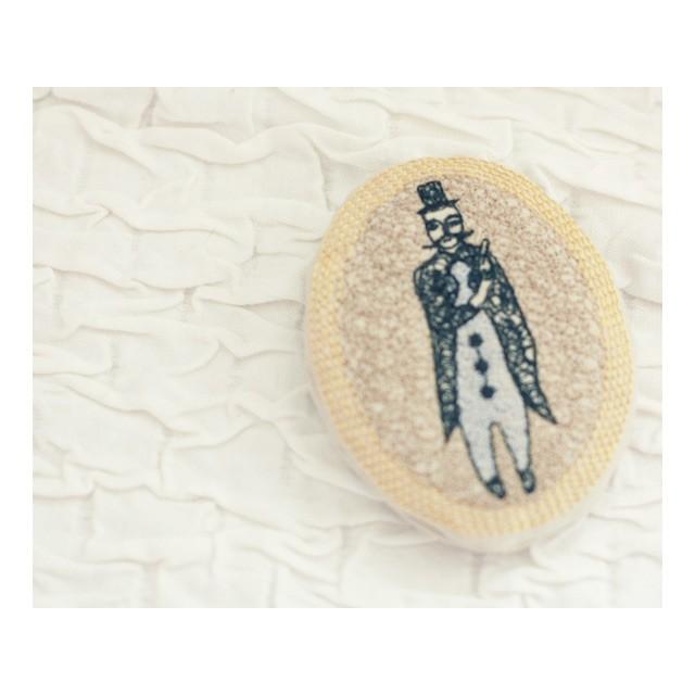 刺繍のファブリッククッションブローチ ラウンド ハンドメイド