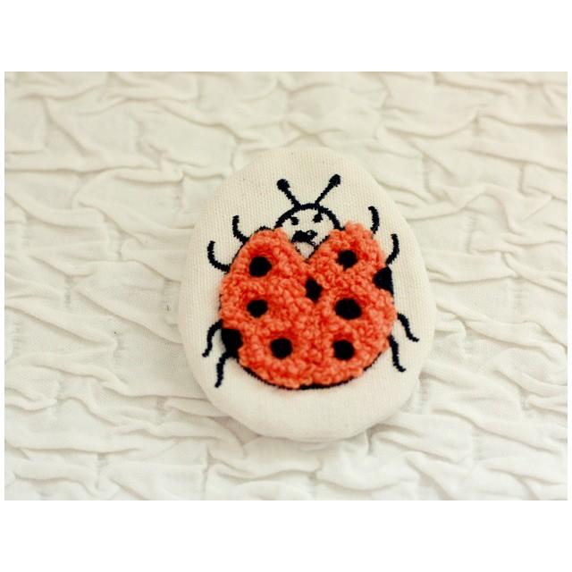 刺繍のファブリッククッションブローチ キッチュ ハンドメイド