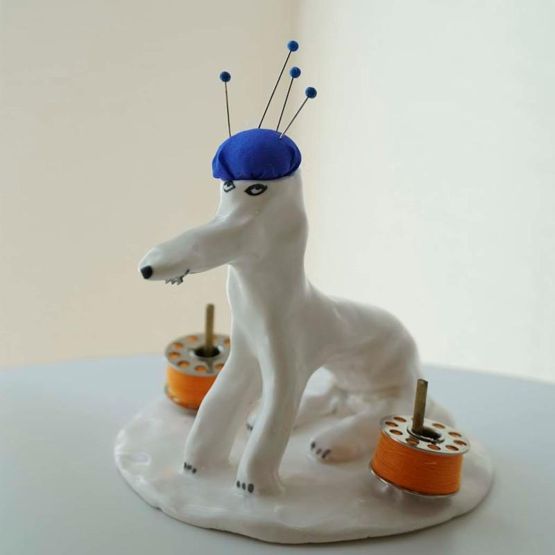 エレオノール・ボストロム ピンクッション 土台あり おすわりしている