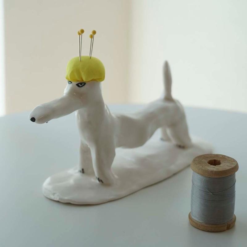 エレオノール・ボストロム ピンクッション 土台あり おすわりしている