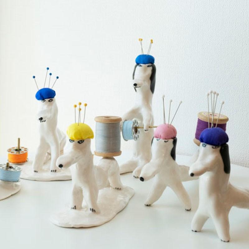 エレオノール・ボストロム ピンクッション 土台あり おすわりしている