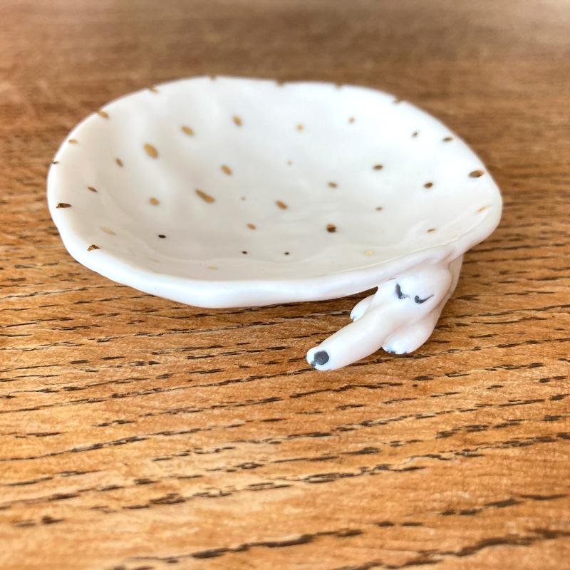 エレオノール・ボストロム アクセサリートレイ うたたねしている犬　ゴールドドット アクセサリーディッシュ 小物入れ 犬 陶器製 置物 北欧雑貨 Eleonor Bostrom | ブランド登録なし | 01