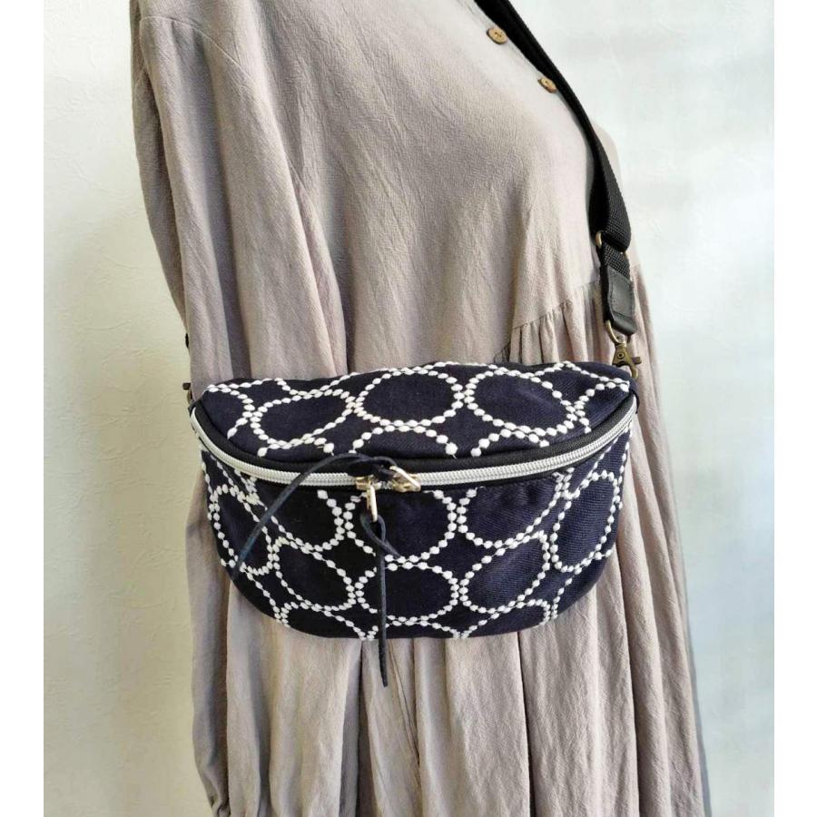 ミナペルホネン/tambourine タンバリンネイビー×白/ボディーバッグ本革
