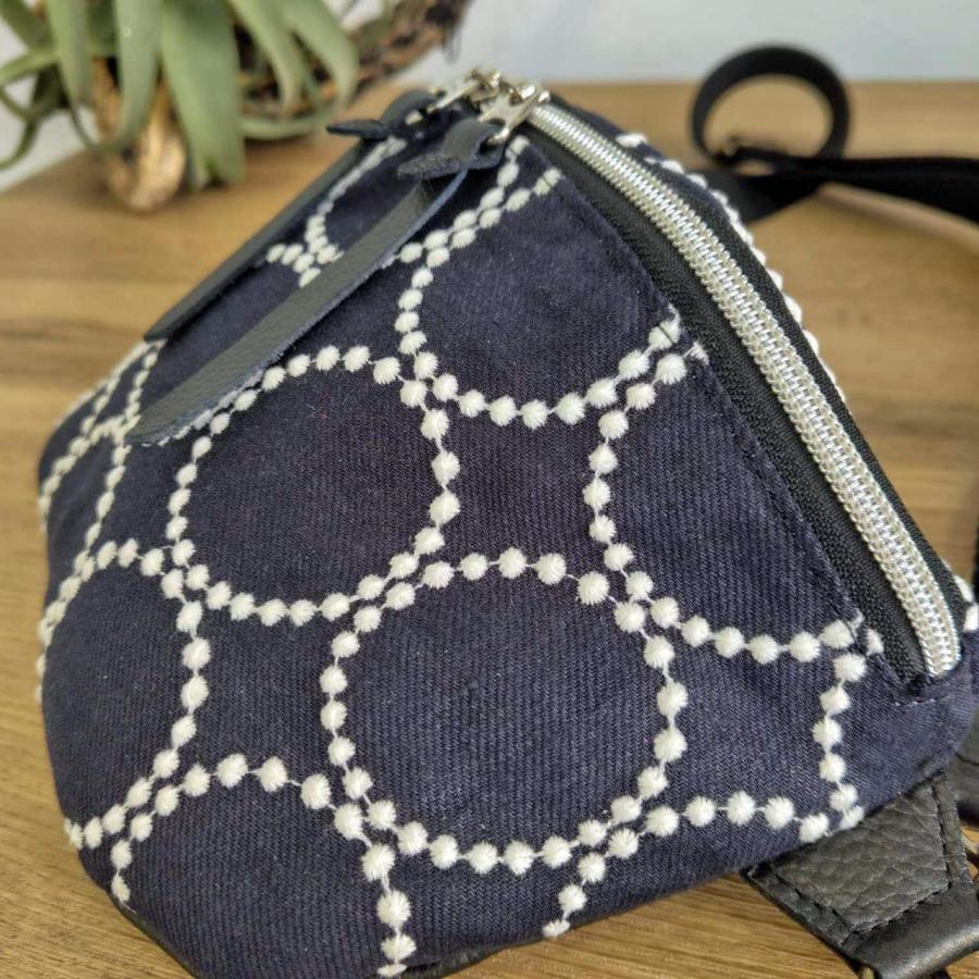 ミナペルホネン/tambourine タンバリンネイビー×白/ボディーバッグ本革 送料無料】ミナペルホネン/tambourine タンバリンネイビー×白