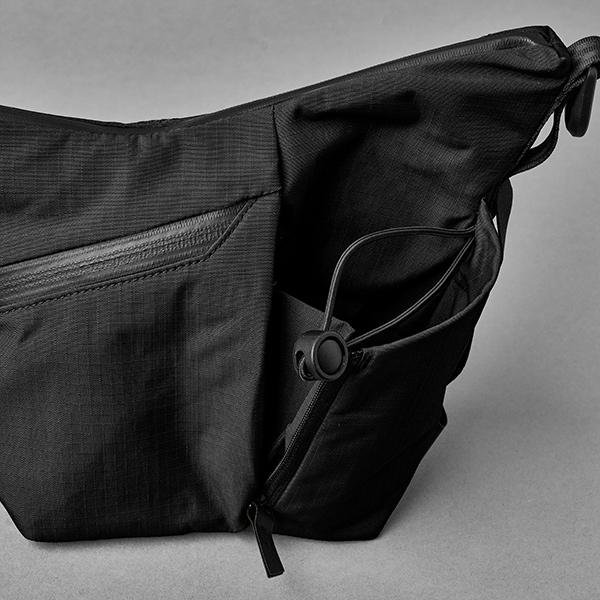 ALPAKA アルパカ FLOW SATCHEL 2L スリングバッグ/ブラック メンズ
