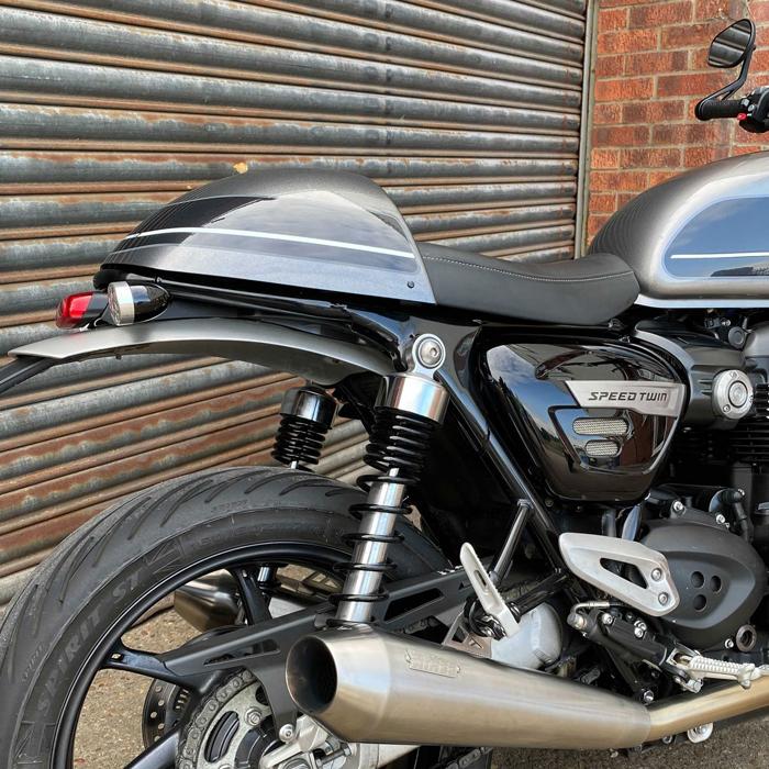 TRIUMPH スピードツイン900純正オプションダイヤモンドステッチシート 皆様お待ちかね、ローシートの時間です。newスピードツイン900