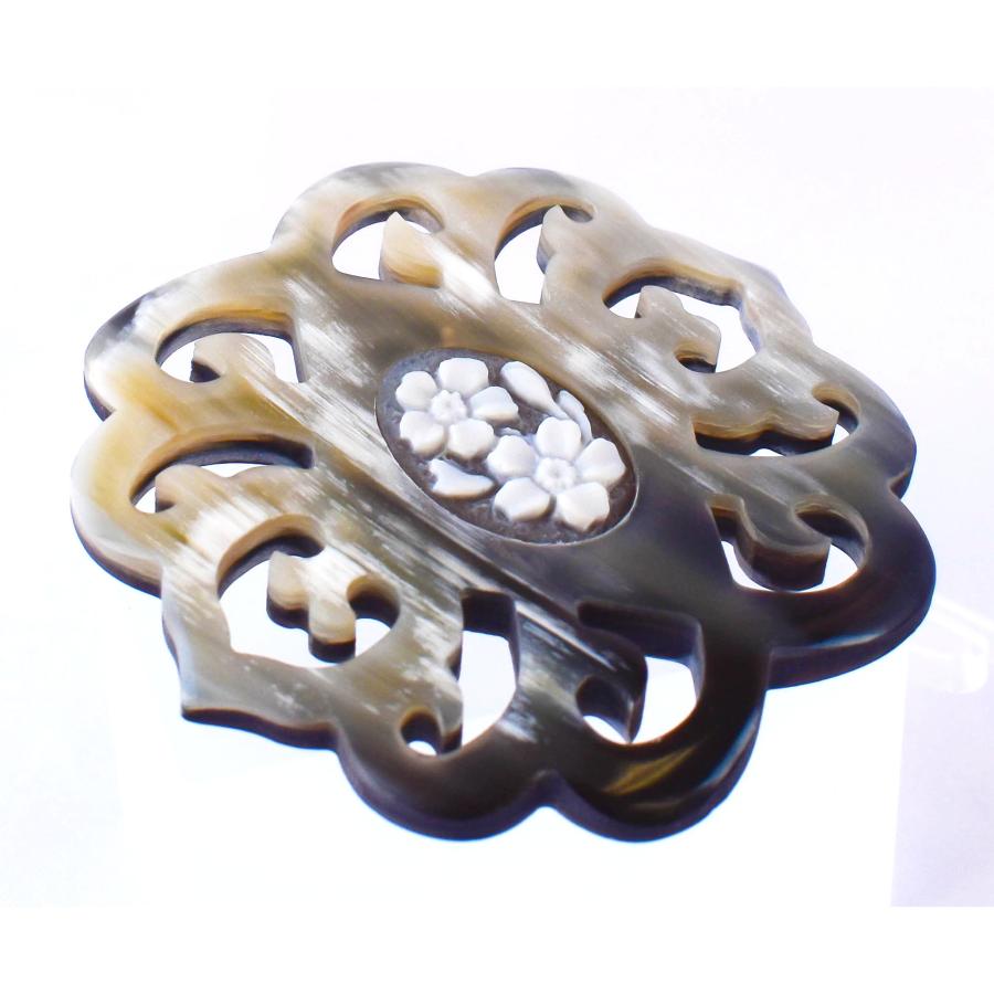 水牛の角 バッファローホーン 手彫り カメオ ブローチ 透かし細工 軽い 花 フラワーモチーフ 上品 おしゃれ Cameo Carving Buffalo horn Broochの画像