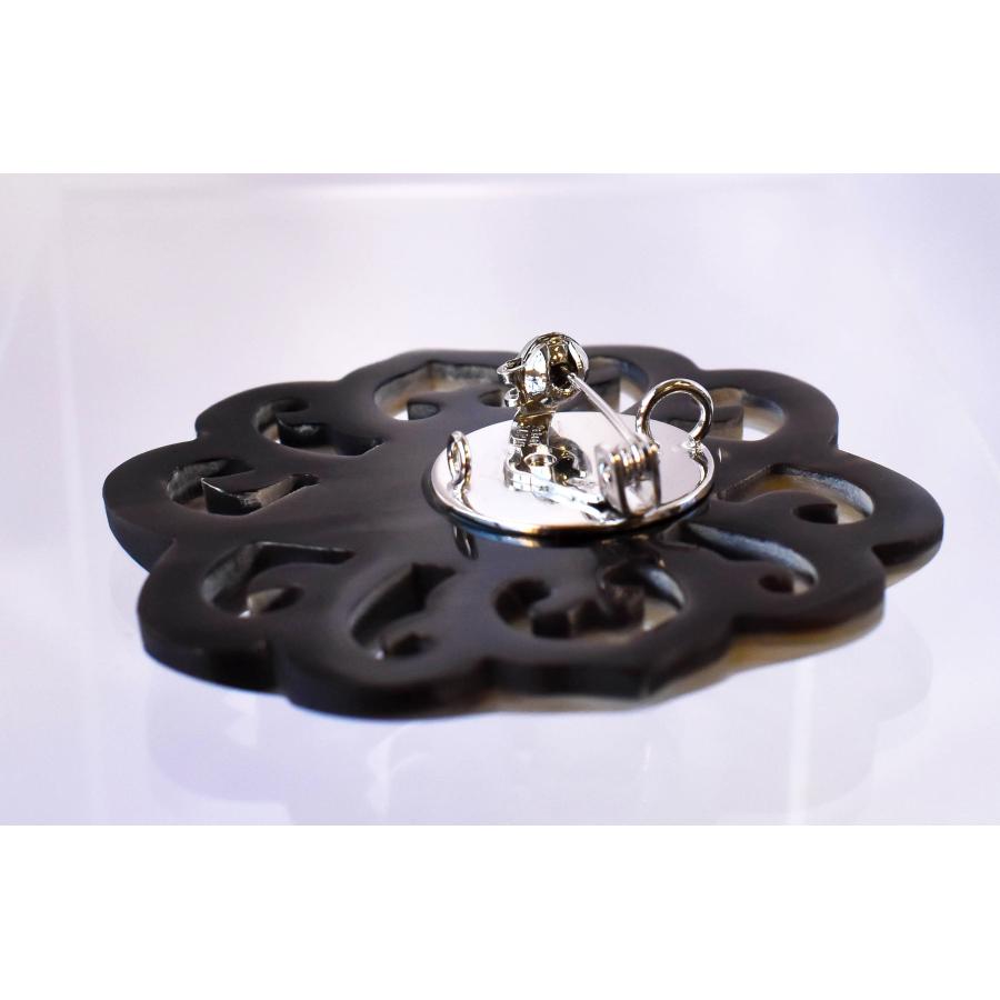 水牛の角 バッファローホーン 手彫り カメオ ブローチ 透かし細工 軽い 花 フラワーモチーフ 上品 おしゃれ Cameo Carving Buffalo horn Broochの画像