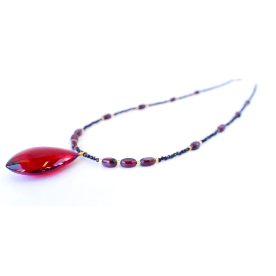天然琥珀 レッドアンバー ブラックスピネル ネックレス 真鍮 ペンダント 軽量 45cm ドロップ 赤 大粒 Pendant Red Amber Necklace Spinel Jewelry Ladies Giftの画像