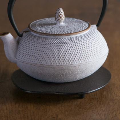 南部鉄器 釜敷 うき雲 こげ茶トリベット 鍋敷き 伝統工芸 日本製 モダン ロジアソシエイツ ギフト 贈り物 おしゃれ 鉄瓶 お茶 和食器 白湯 岩手 おすすめ Rj のレンyahoo 店 通販 Yahoo ショッピング