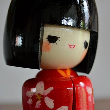 卯三郎こけし 乙女袖 赤 伝統 こけし 創作こけし 民芸 日本製 : 豊かな