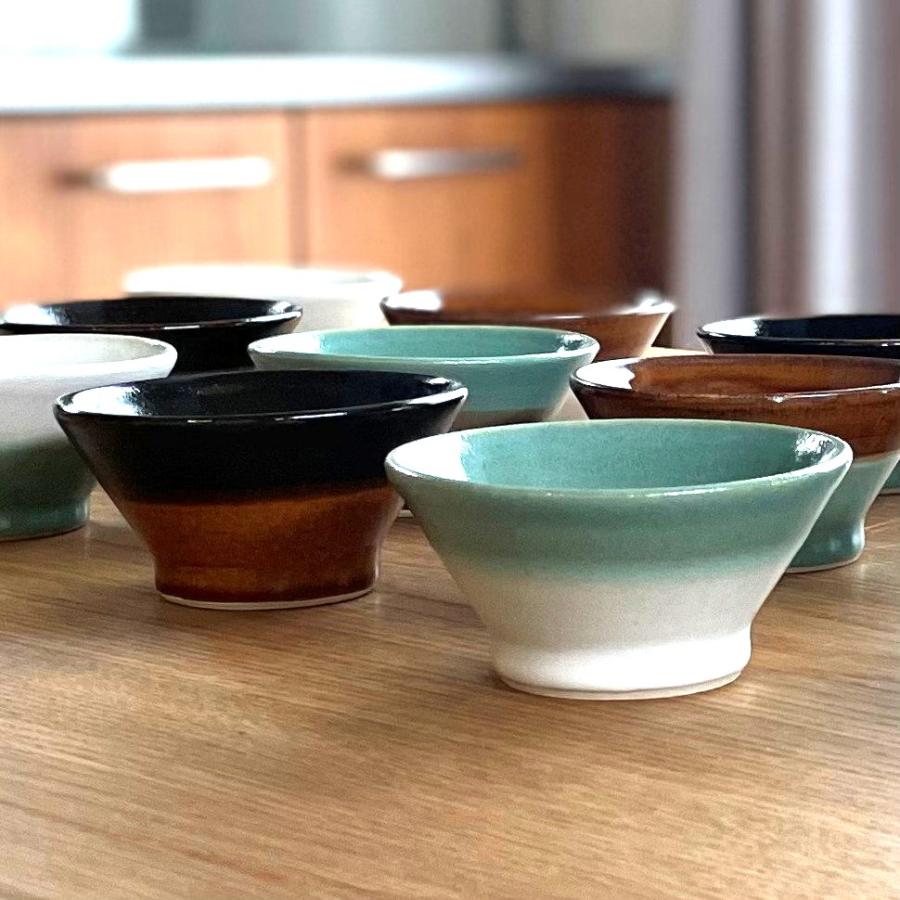 ツートンカラーの茶碗 陶器製 ツートンカラーの茶碗 陶器製 工芸品
