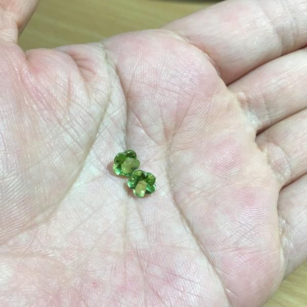 ペリドットのフラワーカボション　/　８月誕生石　天然石　ルース　ペリドット　花型　フラワー |  | 01