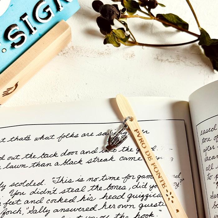 しおり ひのき アイラブユー 指文字モチーフ  本 PVRO DE FONTE 知識の湧き出る泉 |  | 02