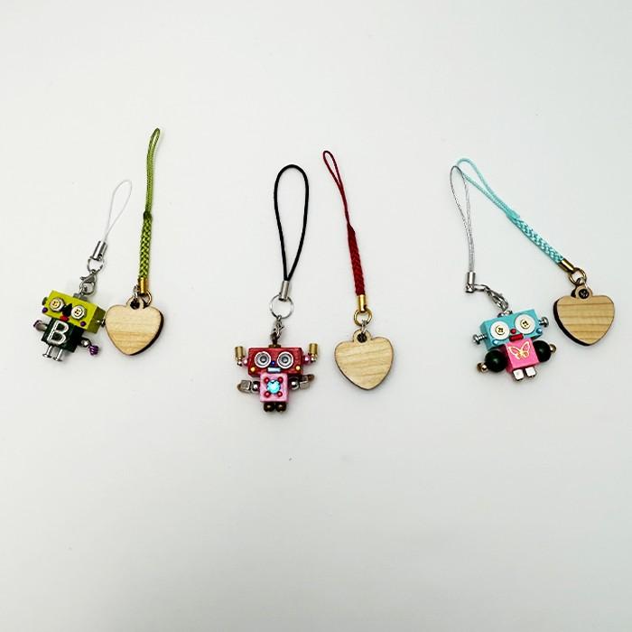 ロボット人形とハートキーホルダー |  | 05