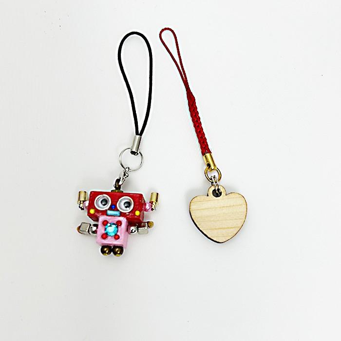 ロボット人形とハートキーホルダー |  | 08