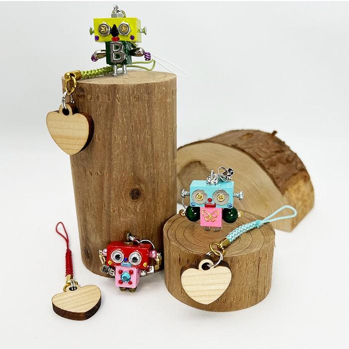 ロボット人形とハートキーホルダー |  | 09