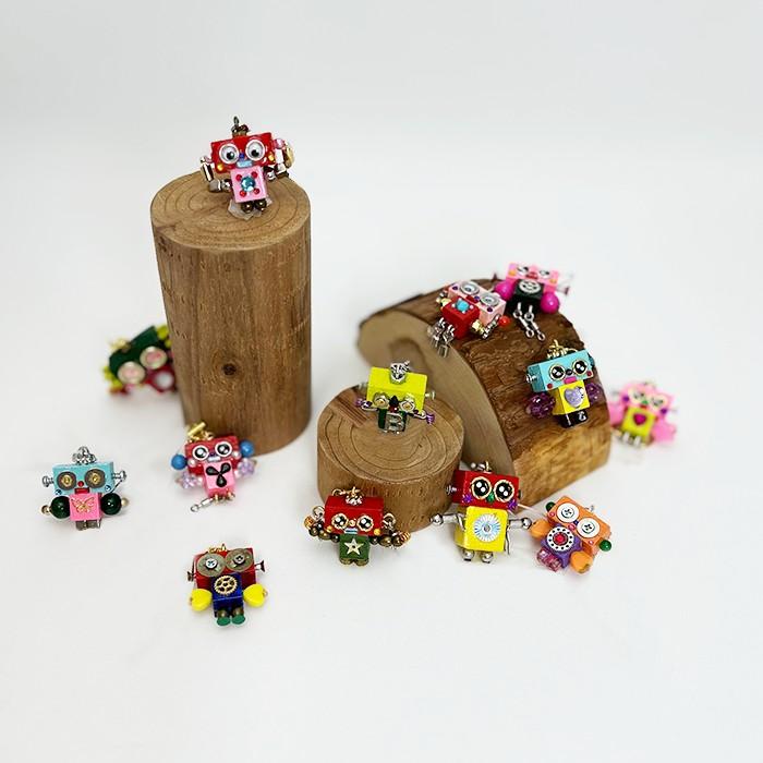 ロボット人形とハートキーホルダー |  | 10