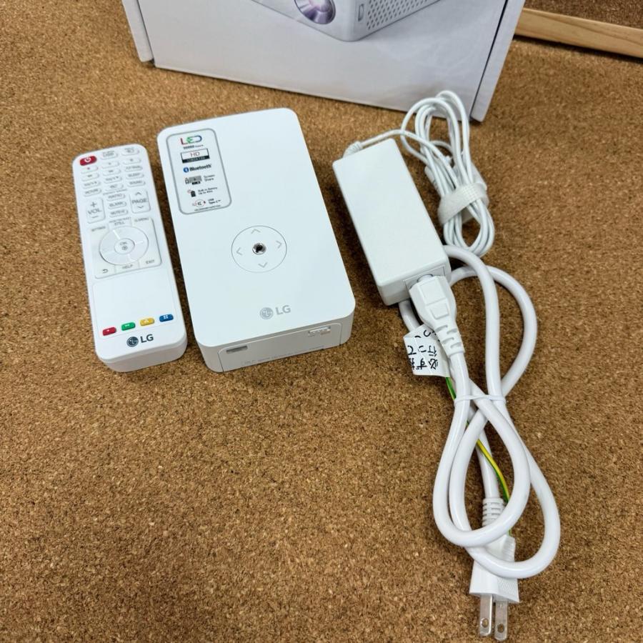 美品　LG PH30JG プロジェクター LG PH30JG: HD LED Portable MiniBeam Projector w/ up to 4