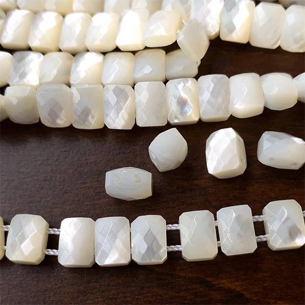 シェル 貝 マザーオブパール （スクエア） 2穴 大きさ 約6×8mm 厚み 約6mm 穴径 約0.7mm 1連 約36cm 60個｜cosmopolitan-beads｜02