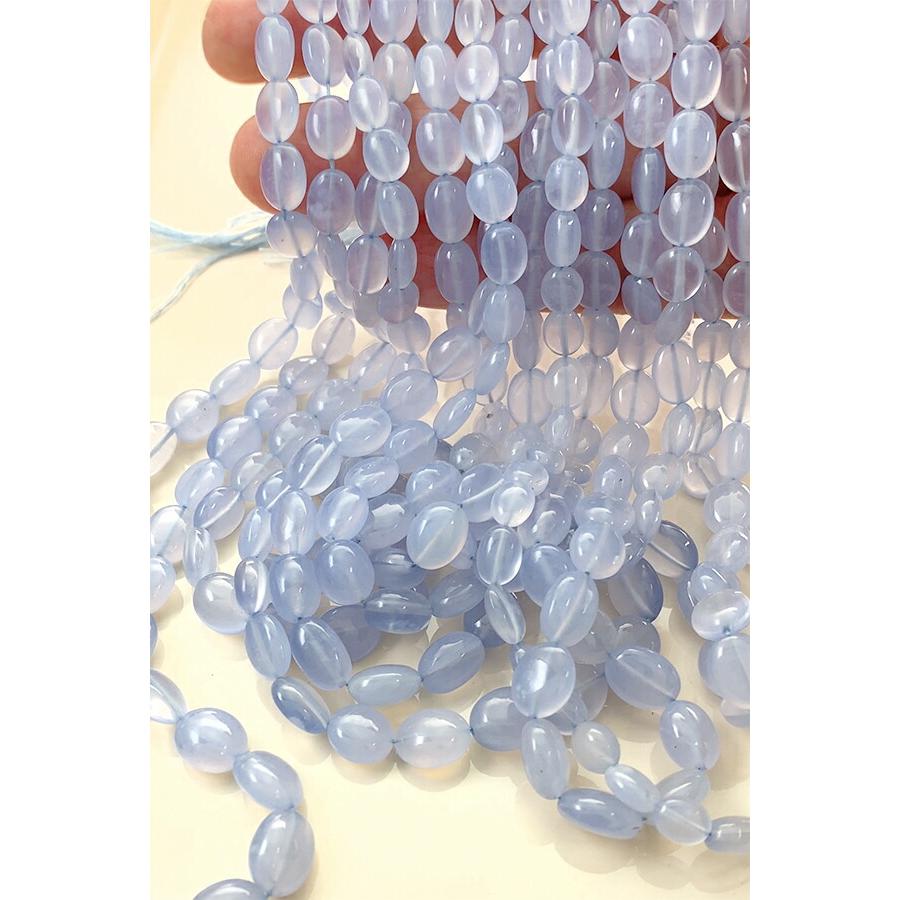 ブルーカルセドニー （フラットオーバルプレーン） 大きさ 約6〜8.5×5〜7mm 穴径 約0.4〜0.5mm 1連 約48cm 【ナイジェリア産】 50〜55個