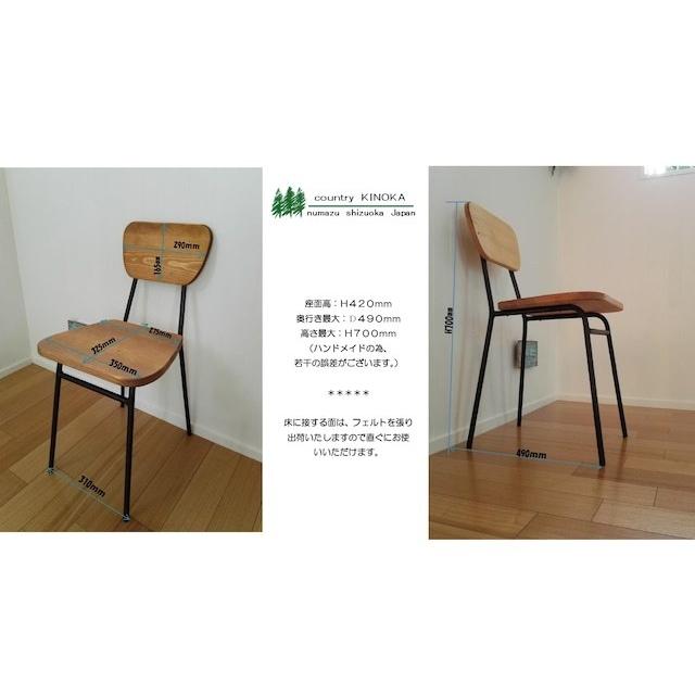 アイアンキッズチェア　鉄脚木製キッズチェア　武骨 天然木とスチールを組み合わせた幼児用チェア | 窪田製作所|洗練された