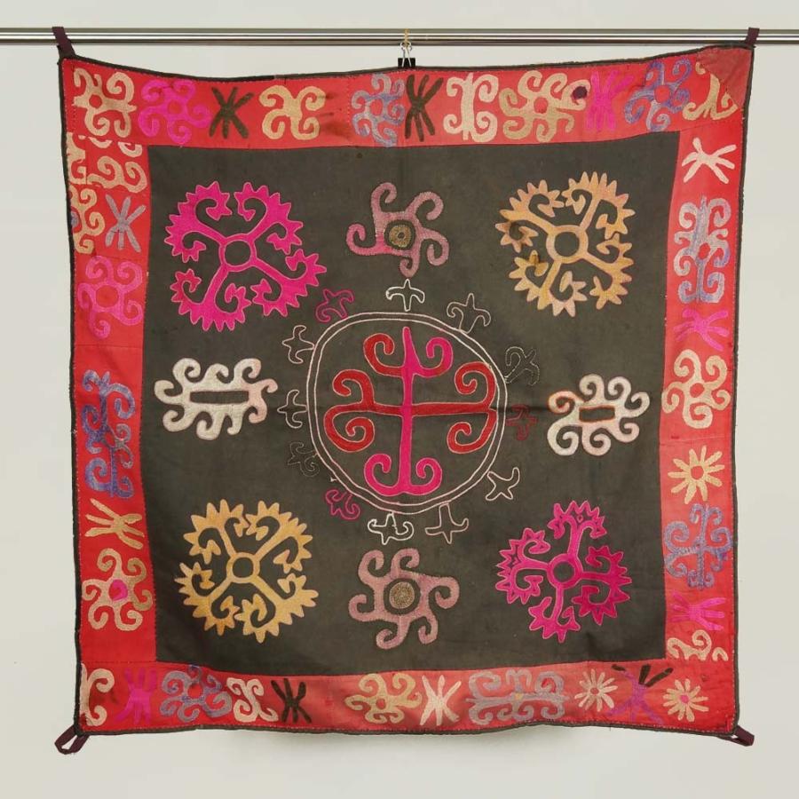 当店の記念日 ウズベキスタンの古い正方形の刺繍布 希少 古布 アンティーク スーザニ 刺繍布