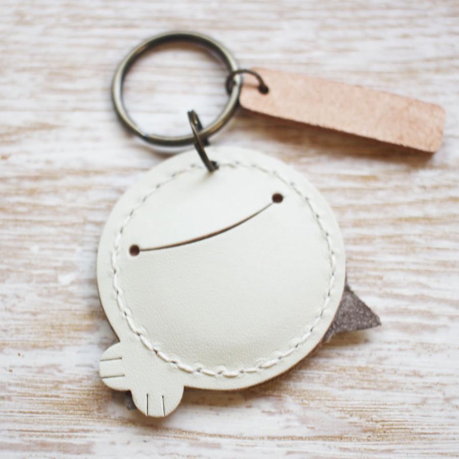 小銭が入るキーホルダー「コインあざらし」白 革 レザー : crafta shop