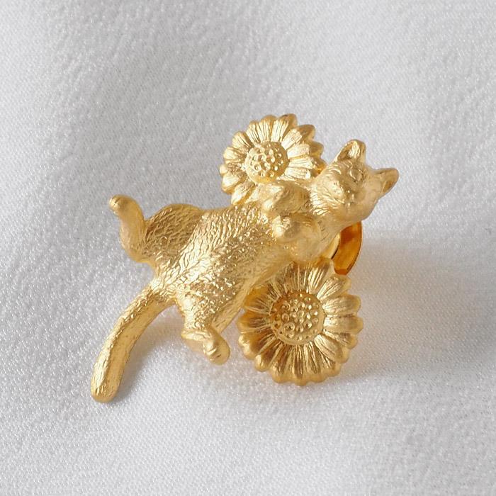 naturama(ナチュラマ) ごろん猫とデイジーのピンブローチ 真鍮 18金