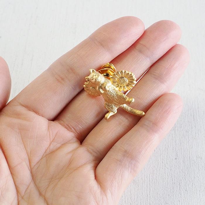 naturama(ナチュラマ) ごろん猫とデイジーのピンブローチ 真鍮 18金