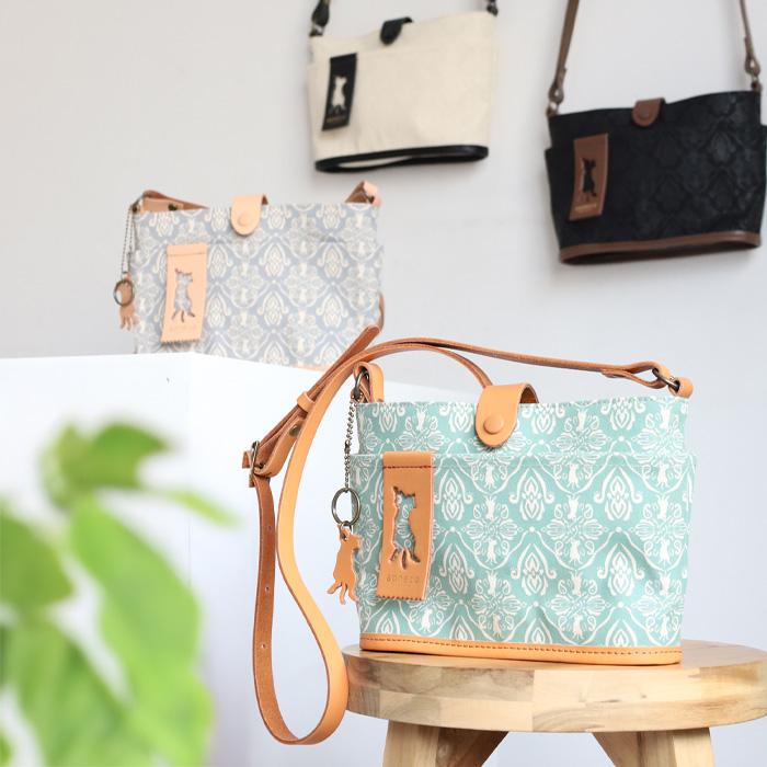 aoneco(アオネコ) ダマスク柄 バケット ミニ ショルダーバッグ 横型 / 保護猫 支援 寄付 ブランド 日本製 レディース 肩掛け ポシェット 斜めがけ 猫 ネコ 本革 | aoneco | 06