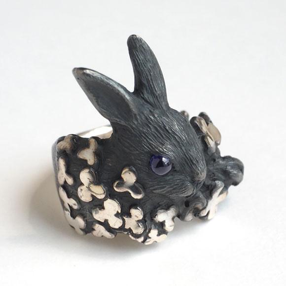 DECOvienya(デコヴィーニャ) ウサギとクローバー リング ブラック