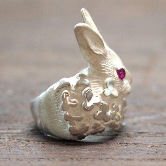 DECOvienya（デコヴィーニャ）手作りアクセサリー ウサギとクローバー