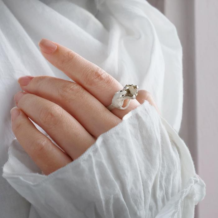 DECOvienya（デコヴィーニャ） 手作りアクセサリー ネズミ立て爪リング