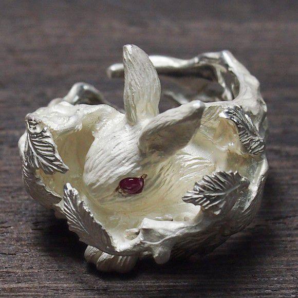 DECO vienya デコヴィーニャ ホワイトうさぎのリング DECOvienya（デコヴィーニャ） 手作りアクセサリー ウサギの隠れ家