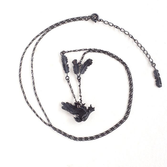 DECOvienya（デコヴィーニャ）手作りアクセサリー 傷ついたカラスの