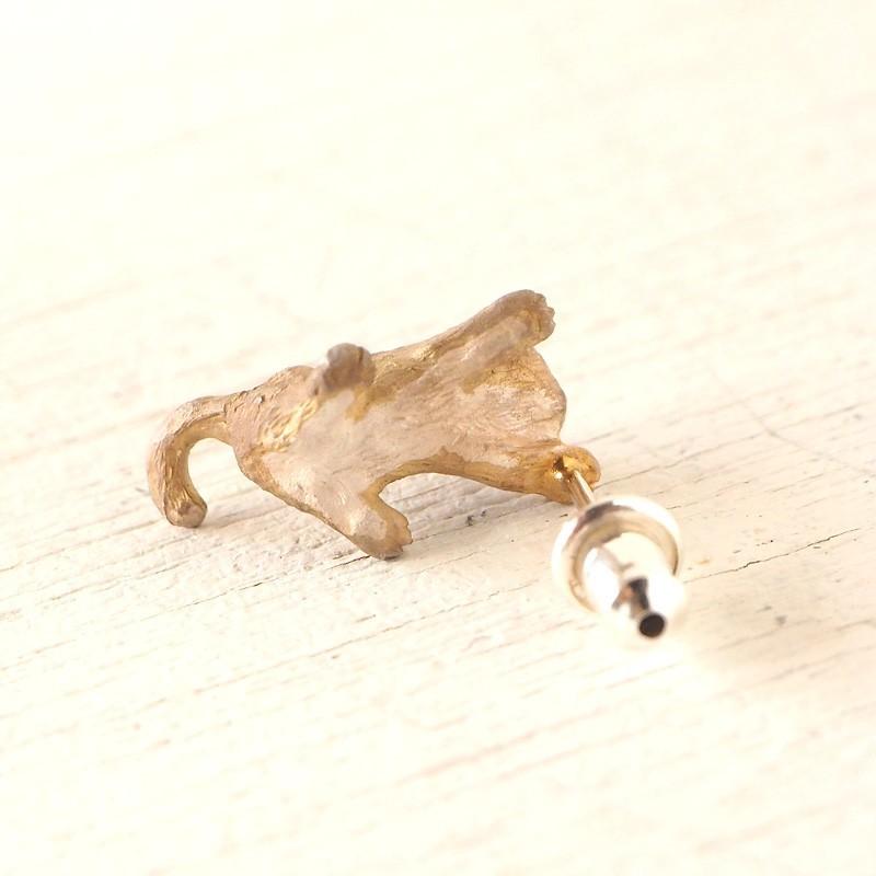 手作りアクセサリー DECOvienya（デコヴィーニャ）じゃれねこピアス 茶