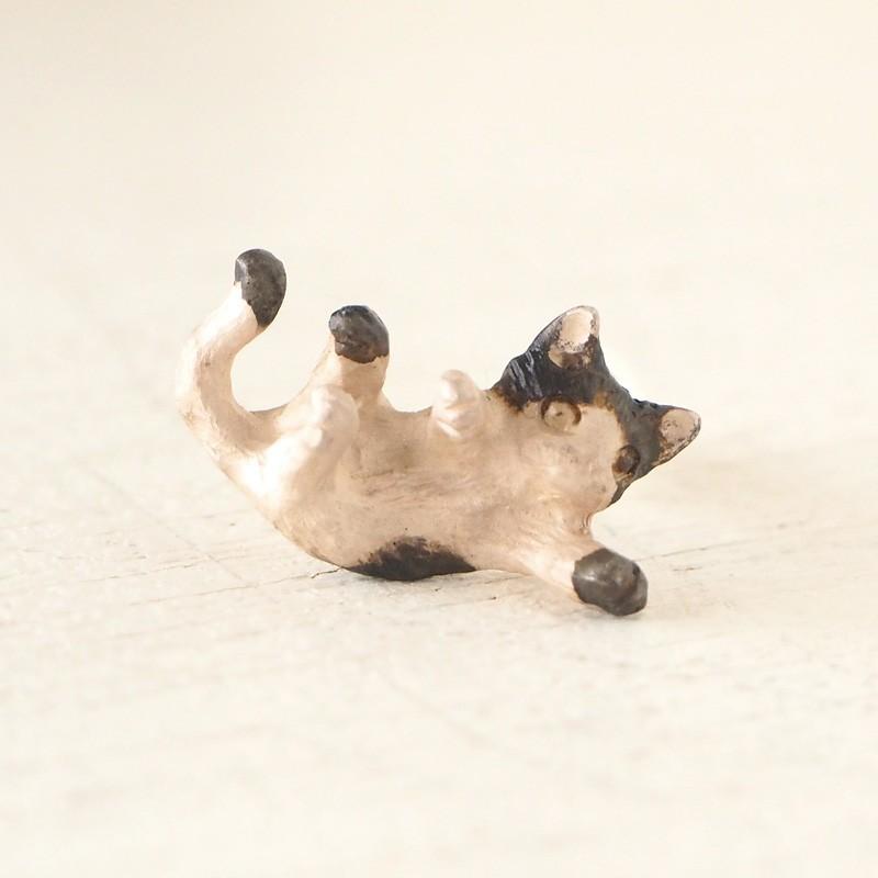 手作りアクセサリー DECOvienya（デコヴィーニャ）じゃれねこピアス 茶
