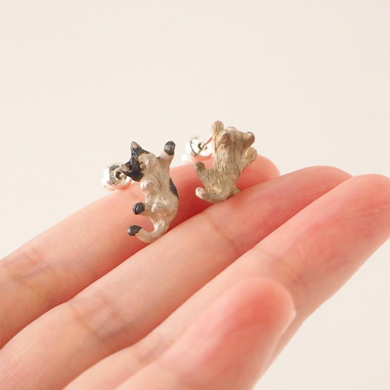 手作りアクセサリー DECOvienya（デコヴィーニャ）じゃれねこピアス 茶