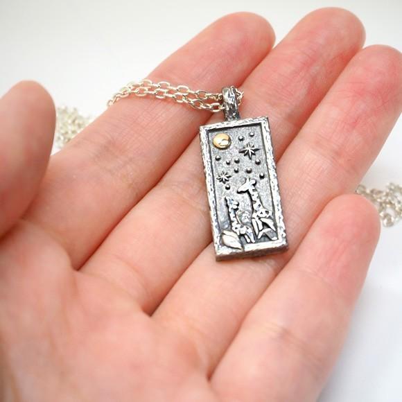 moge（モゲ） 手作りシルバーアクセサリー 月の思い出 ―キリン