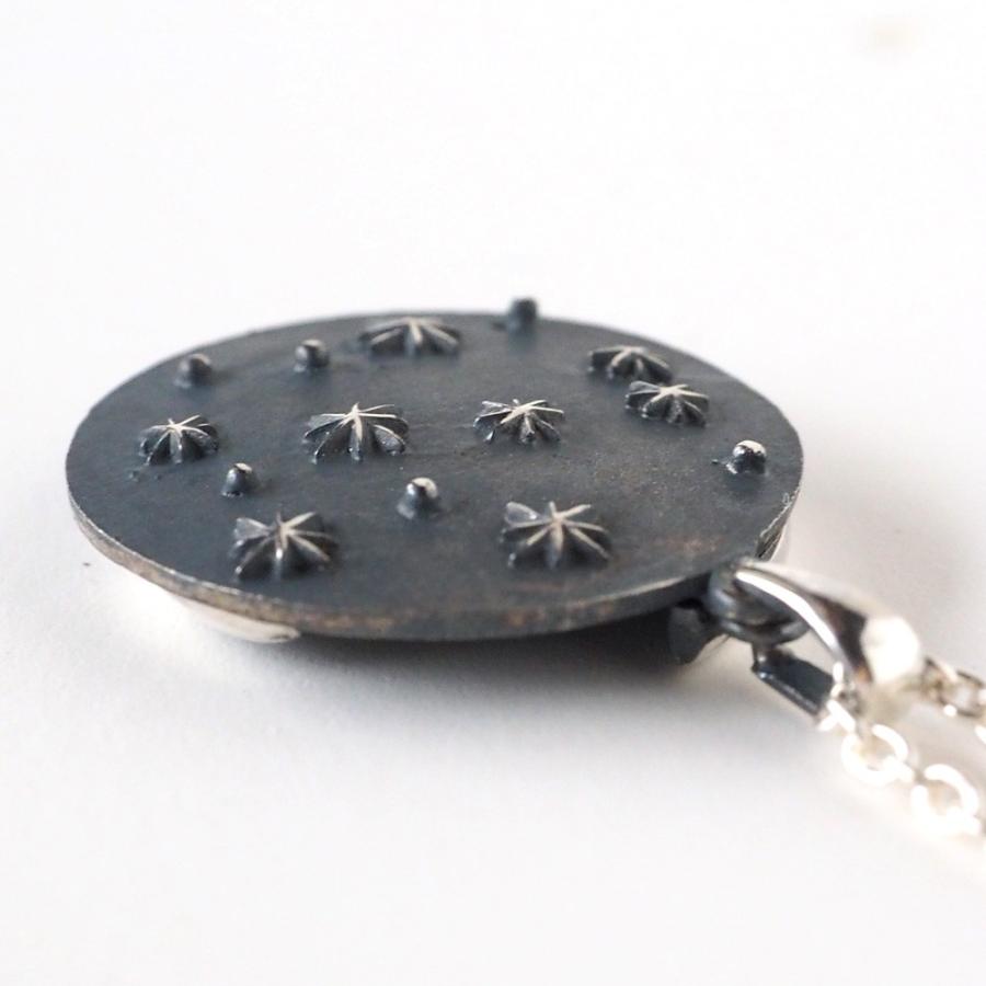 moge（モゲ） 手作りシルバーアクセサリー 月のゴンドラ ―三日月とネコ