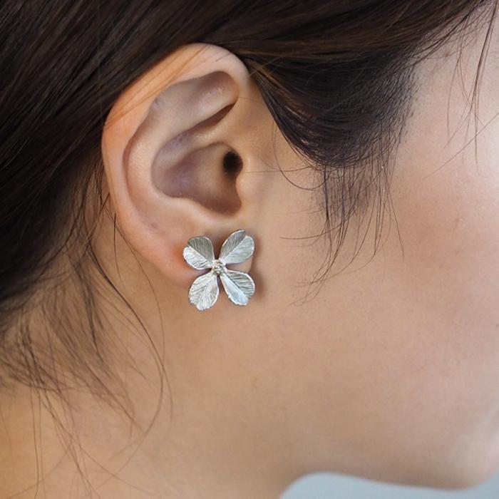 sasakihitomi (ササキヒトミ) クローバーピアス シルバー925 両 sasakihitomi (ササキヒトミ) クローバーピアス シルバー925 両